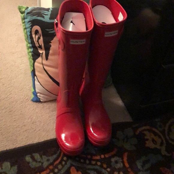 Hunter Shoes - - Gorgeous shiny red authentic Hunter boots with two pairs of cozy liners 🎁❤️